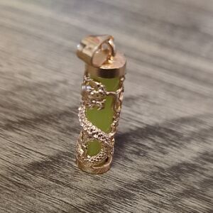 Elegant Gold and Green Pendant Necklace